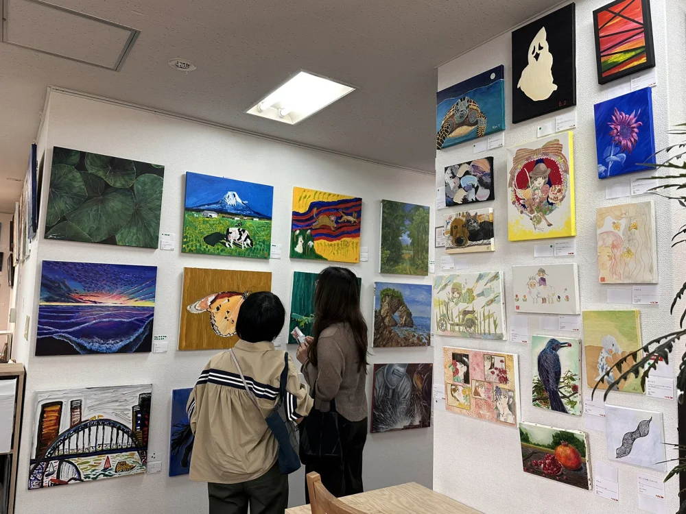 第4回障害者アート展覧会で作品を鑑賞するゲスト