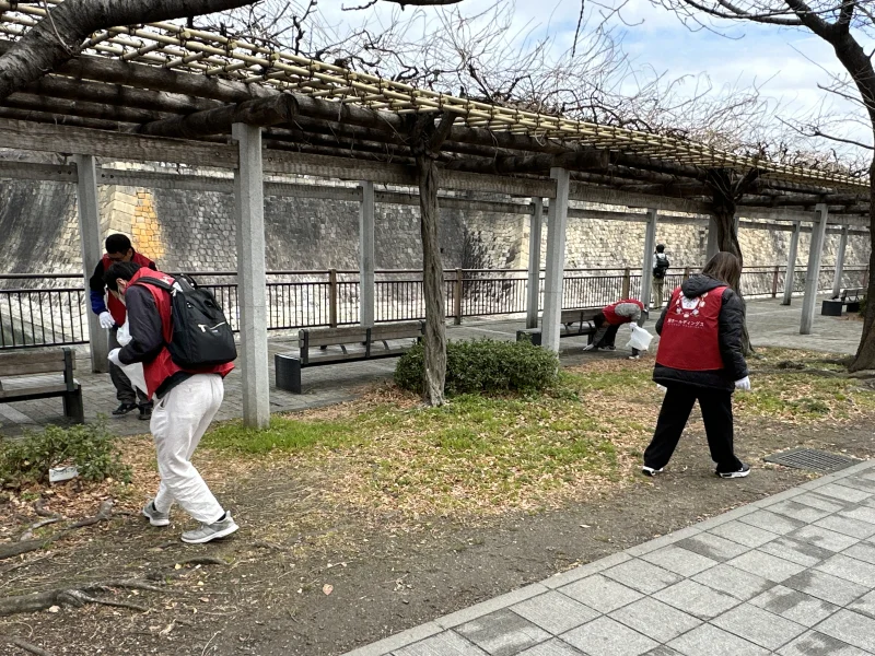 大阪城公園の清掃風景